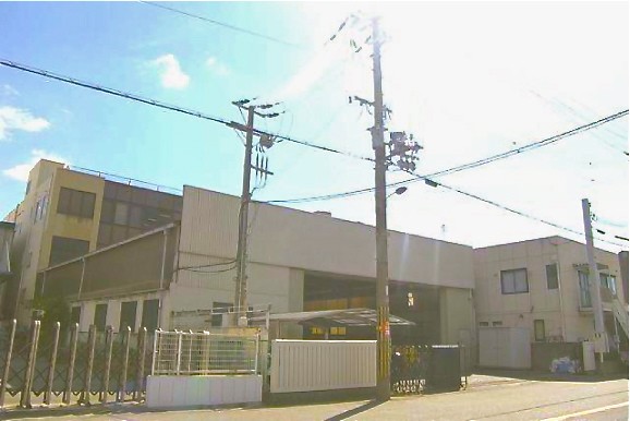 （工場が立ち並ぶ界隈にある酒井工業の事務所。隣には倉庫があります。）