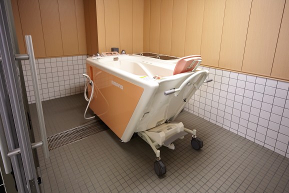 （介護度の重たい方、寝たきりの方にもご入浴頂くための機器「機械浴」。）