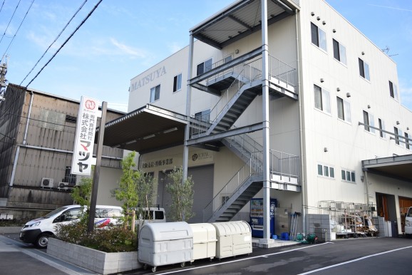 （前年2月、北加賀屋に新しく建てられたばかりの大阪支店。）　