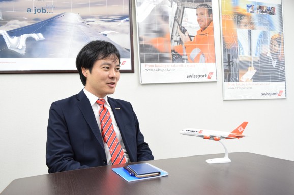 （2015年4月からスイスポートジャパン株式会社の代表取締役に就任された片岡康弘社長。これまでは商社で航空機のエンジンや飛行機のリース、販売、部品開発会社への投資などを手がけてこられた。）