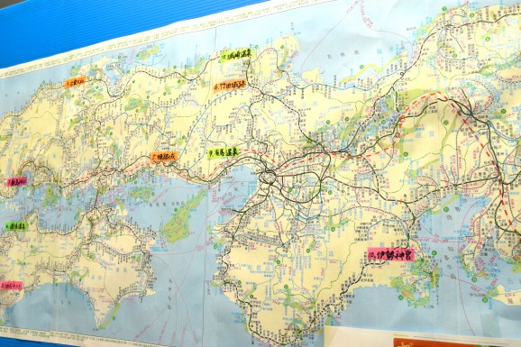 （日本の主要な温泉の場所と名前を記した日本地図。入社したての社員は国内の主要温泉スポットを知らないこともあるから、と社長。休憩しながら知識が目にはいってくるように、との心配り。）