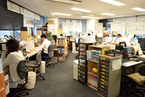 （限られたスペースを最大限に活用したオフィス。それでも設備は申し分なく、働きやすい環境に整えられている。）