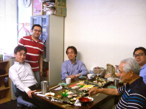 日本旅行企画では、お昼はみんなで出前をとることも。設立当初の社長の社員への労いや感謝は、今もふとしたところに息づいている。）
