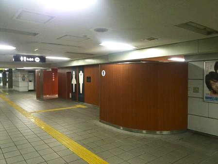（こちらは改装後の地下鉄のトイレ。ここ数年で、大阪市営地下鉄の主要駅のトイレはこのデザインに改装された。）