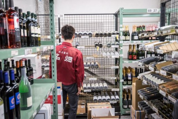 （様々な地域のワインが並ぶ温度管理倉庫。お酒の種類は、１万点以上にのぼる。）