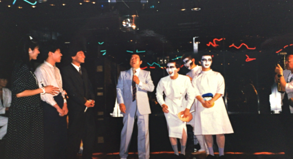 （鍵原さんが学生時代に開催したディスコパーティーのときの様子。西川きよしさんも一緒に写っている。）
