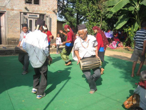 （地元で散在して暮らす154軒のプンマガルコミュニティが集まり、ダサインを祝い踊る写真と共にネパールの出稼ぎ事情を伝えてもらっている。）