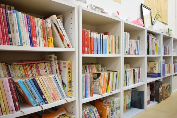 （WACCAの本棚には、絵本や小説、学習参考書、資格取得のための書籍などがずらりと並んでいます。）