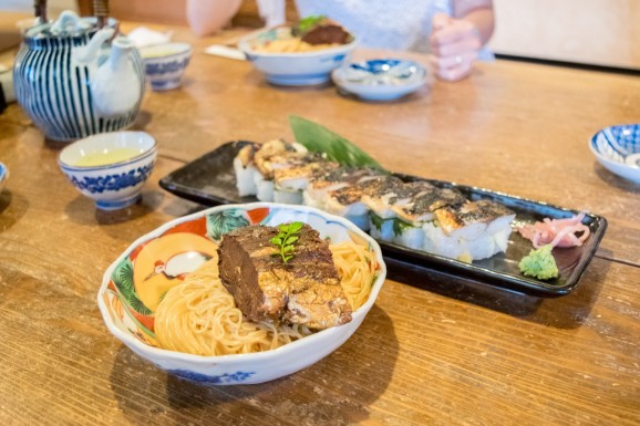 （名物、焼き鯖寿司と鯖そうめん。北陸から鯖を仕入れ、京都に運ぶ際に滋賀県を経由したことから湖の魚だけでなく、海の魚も食べる文化が生まれた。）